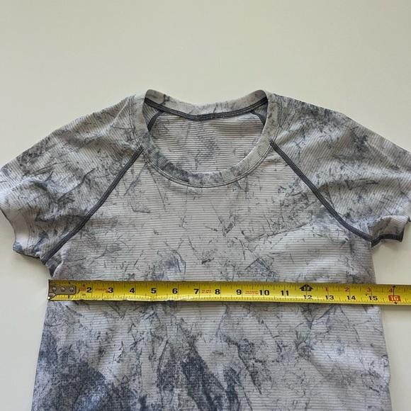 lululemon athletica Swiftly Tech Short Sleeve 2.0 -Multi Dye -Size 8 - Picture 4 of 7
